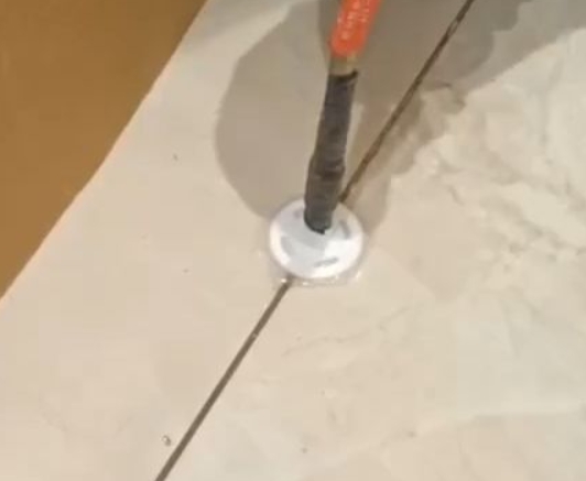 太仓瓷砖空鼓维修公司专业解答瓷砖在铺贴过程中，如果没有涂抹均匀到位的粘结材料（如水泥砂浆或瓷砖胶），可能会导致以下问题