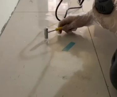 太仓瓷砖开裂维修公司专业分享瓷砖在铺贴前如果没有沥干水分，将会导致以下问题